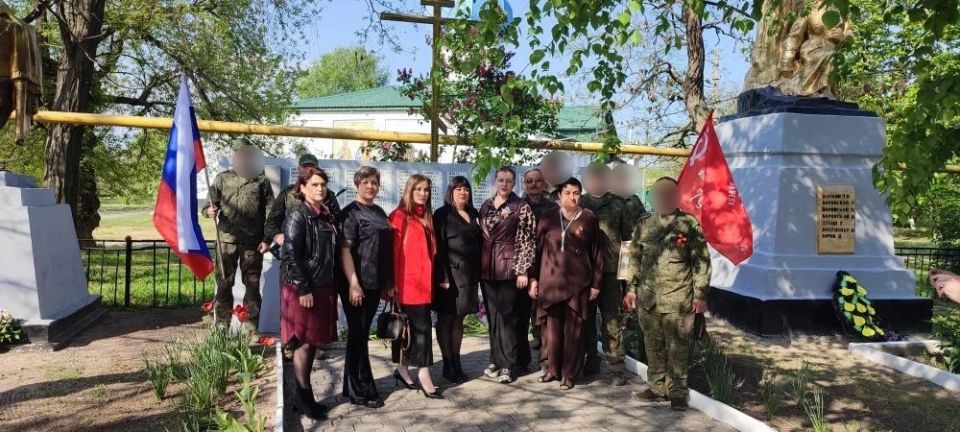 В преддверии Дня Великой Победы работники Петровского Дома культуры, совместно с Петровским ОЖО и военнослужащими, почтили память павших в Великую Отечественную войну за свободу и независимость нашей Родины минутой молчания... В преддверии Дня Великой Победы работники Петровского Дома культуры, совместно с Петровским ОЖО и военнослужащими, почтили память павших в Великую Отечественную войну за свободу и независимость нашей Родины минутой молчания...