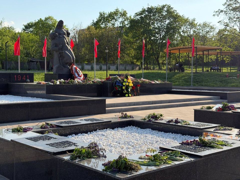 Сергей Колягин: К семи часам вечера постамент Братской могилы на обновленной площади Боевой Славы в Первомайске уже буквально усыпан цветами Сергей Колягин: К семи часам вечера постамент Братской могилы на обновленной площади Боевой Славы в Первомайске уже буквально усыпан цветами
