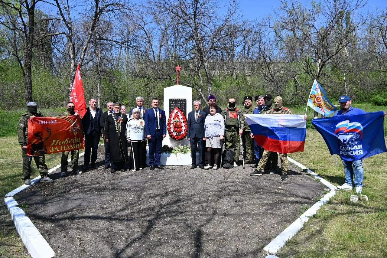 Особенно тронуло то, что в каждом жилмассиве мы встречали людей — небольшими группами, с цветами они шли к воинским захоронениям Особенно тронуло то, что в каждом жилмассиве мы встречали людей — небольшими группами, с цветами они шли к воинским захоронениям