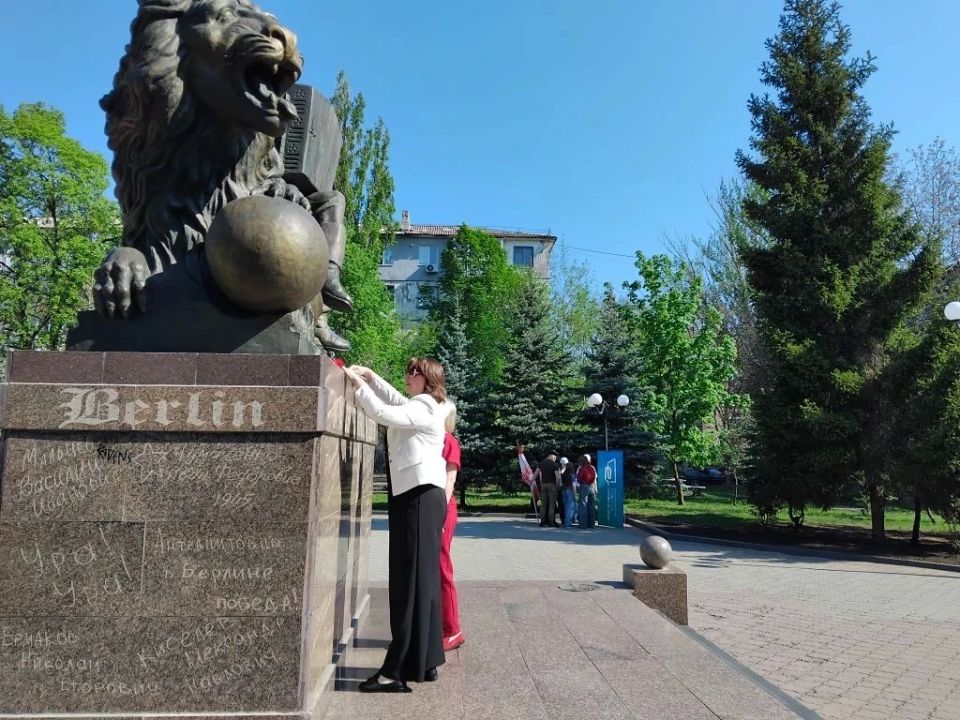 В День Победы представители органов местного самоуправления Антрацитовского муниципального округа почтили память героев Великой Отечественной войны — возложили цветы к памятным местам города В День Победы представители органов местного самоуправления Антрацитовского муниципального округа почтили память героев Великой Отечественной войны — возложили цветы к памятным местам города