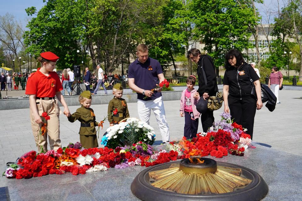 День 9 мая всегда начинаем в Парке имени Героев Сталинградской битвы День 9 мая всегда начинаем в Парке имени Героев Сталинградской битвы