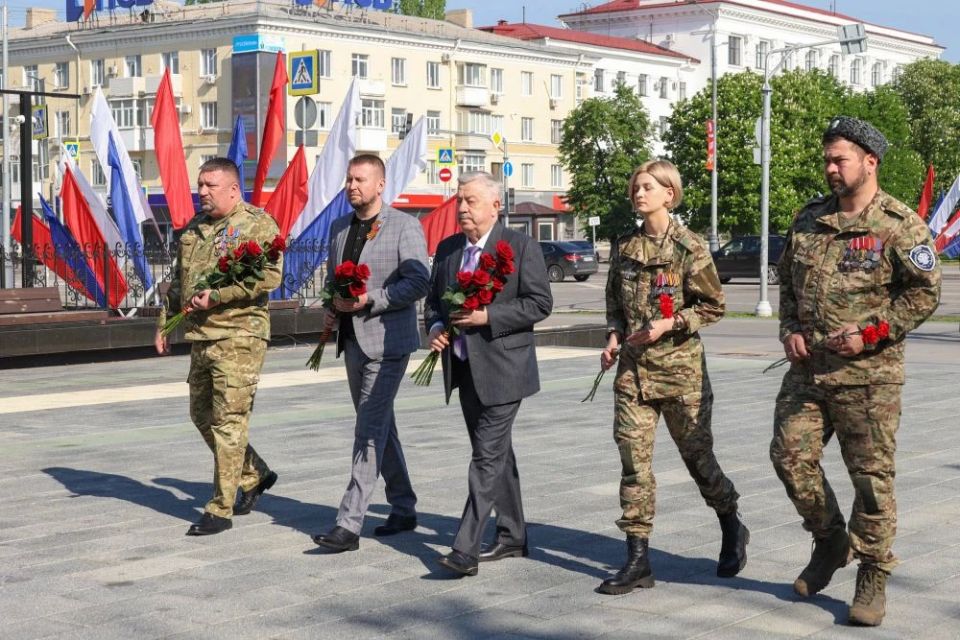 Виктор Водолацкий: Независимо от террористических угроз на территории Луганской Народной Республики, жители региона в своих городах и населенных пунктах приходят с цветами к памятнику солдатам - освободителям, вспоминают... Виктор Водолацкий: Независимо от террористических угроз на территории Луганской Народной Республики, жители региона в своих городах и населенных пунктах приходят с цветами к памятнику солдатам - освободителям, вспоминают...