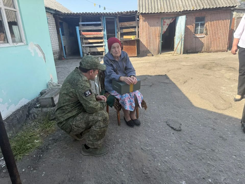 9 Мая представители Администрации, сельского клуба, совместно с военнослужащими провели серию торжественных встреч сёл, Епифановка, Боровеньки, Варваровка, Кудряшовка Кременского МО, навестили тех, чьё мужество и стойкость... 9 Мая представители Администрации, сельского клуба, совместно с военнослужащими провели серию торжественных встреч сёл, Епифановка, Боровеньки, Варваровка, Кудряшовка Кременского МО, навестили тех, чьё мужество и стойкость...