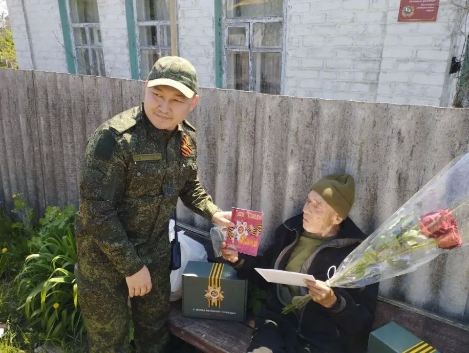 9 Мая представители Администрации, сельского клуба, совместно с военнослужащими провели серию торжественных встреч сёл, Епифановка, Боровеньки, Варваровка, Кудряшовка Кременского МО, навестили тех, чьё мужество и стойкость... 9 Мая представители Администрации, сельского клуба, совместно с военнослужащими провели серию торжественных встреч сёл, Епифановка, Боровеньки, Варваровка, Кудряшовка Кременского МО, навестили тех, чьё мужество и стойкость...
