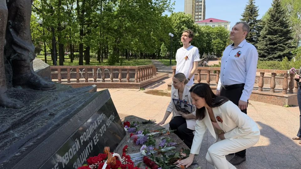 В единстве культуры и памяти: деятели искусства ЛНР возложили цветы к мемориалам Луганска в День Победы В единстве культуры и памяти: деятели искусства ЛНР возложили цветы к мемориалам Луганска в День Победы