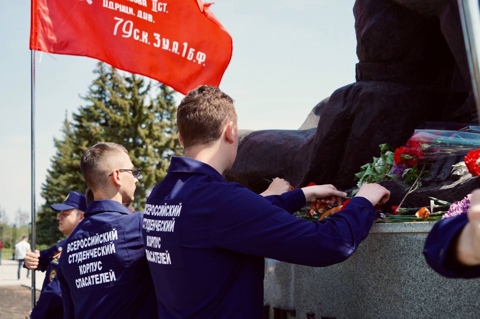 У подножия памяти. В День Победы добровольцы Луганского РО ВСКС возложили цветы к мемориальному комплексу «Острая могила» в Луганске У подножия памяти. В День Победы добровольцы Луганского РО ВСКС возложили цветы к мемориальному комплексу «Острая могила» в Луганске