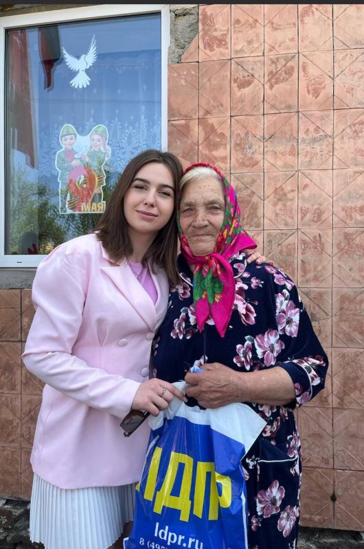 С Днём Победы!. Сегодня, 9 мая, активисты Молодежной организации ЛДПР ЛНР возложили цветы на братской могиле и почтили память погибших солдат Великой Отечественной войны С Днём Победы!. Сегодня, 9 мая, активисты Молодежной организации ЛДПР ЛНР возложили цветы на братской могиле и почтили память погибших солдат Великой Отечественной войны