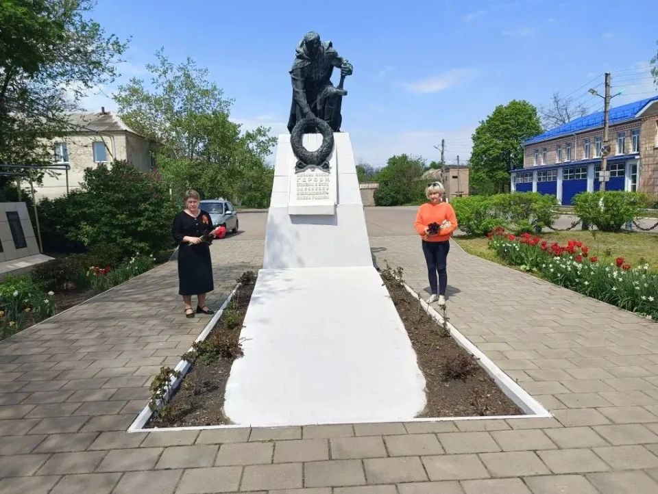 Сотрудники отделов жизнеобеспечения территорий администрации Краснолучского городского округа возложили цветы к памятникам и братским могилам времен Великой Отечественной войны в знак глубокой признательности ветеранам и... Сотрудники отделов жизнеобеспечения территорий администрации Краснолучского городского округа возложили цветы к памятникам и братским могилам времен Великой Отечественной войны в знак глубокой признательности ветеранам и...