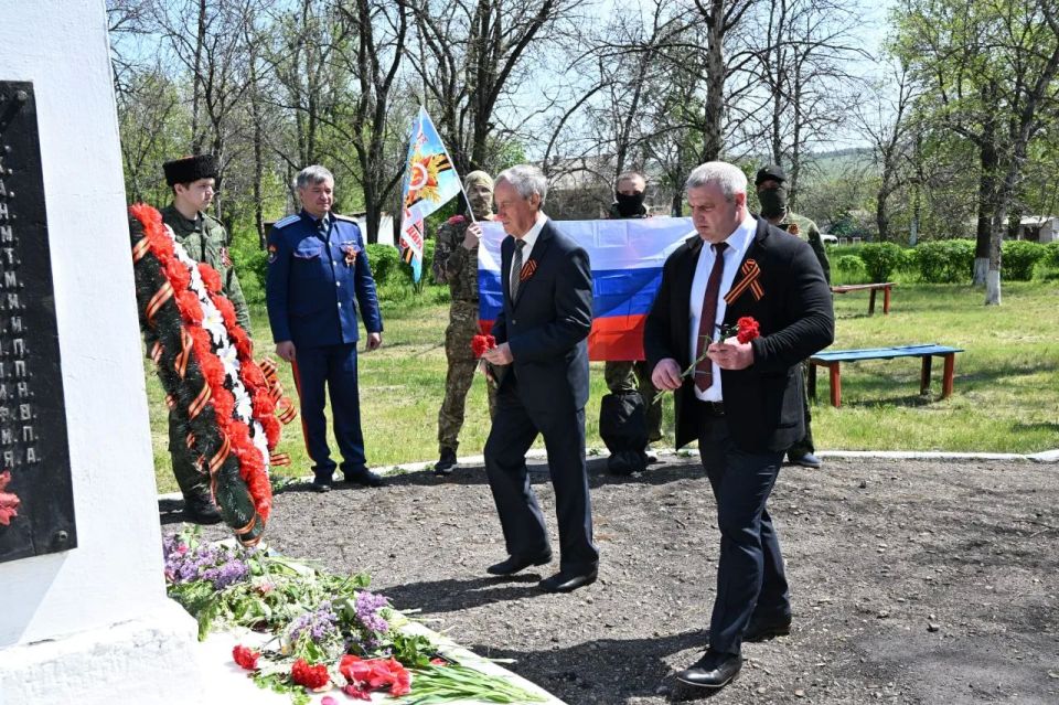 Особенно тронуло то, что в каждом жилмассиве мы встречали людей — небольшими группами, с цветами они шли к воинским захоронениям Особенно тронуло то, что в каждом жилмассиве мы встречали людей — небольшими группами, с цветами они шли к воинским захоронениям