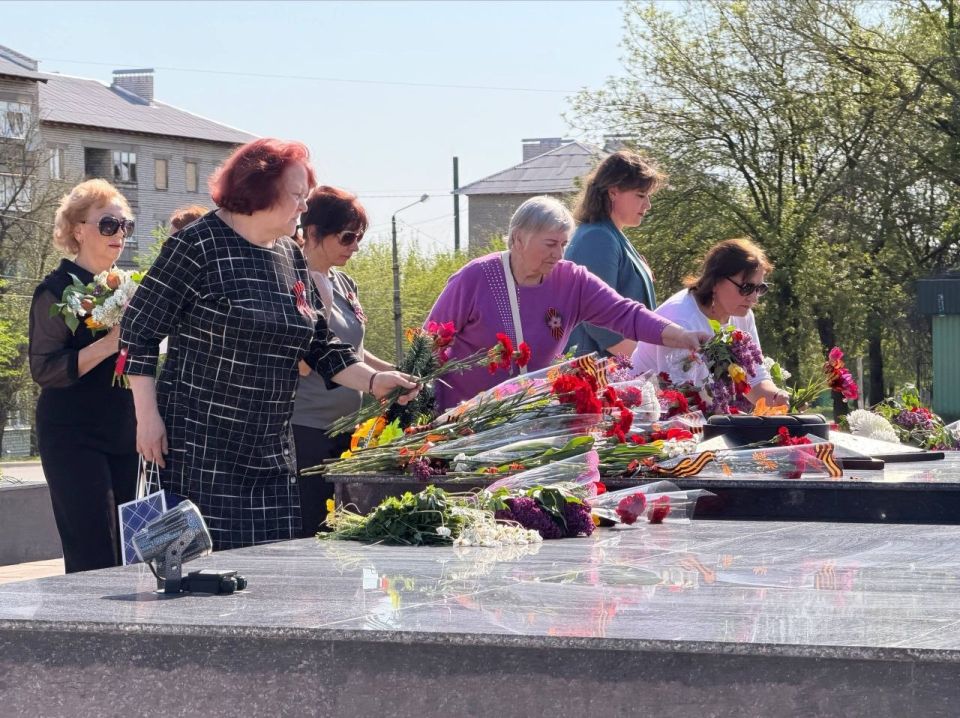 Сергей Колягин: Сразу же после церемонии поднятия копии Знамени Победы, отправились к Братской могиле советских воинов, расположенной на площади Боевой Славы в городе Первомайске Сергей Колягин: Сразу же после церемонии поднятия копии Знамени Победы, отправились к Братской могиле советских воинов, расположенной на площади Боевой Славы в городе Первомайске