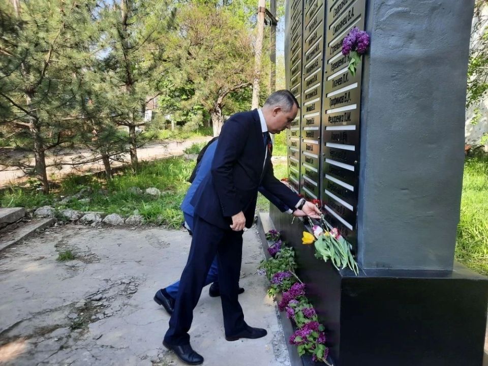 Андрей Губарев: Память, объединяющая поколения: возложение цветов к мемориалу в честь 81й годовщины Победы Андрей Губарев: Память, объединяющая поколения: возложение цветов к мемориалу в честь 81й годовщины Победы