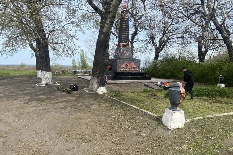 В преддверии Дня Победы сотрудники управления Червонопартизанска привели в порядок Братскую могилу у станции «Красная Могила» В преддверии Дня Победы сотрудники управления Червонопартизанска привели в порядок Братскую могилу у станции «Красная Могила»