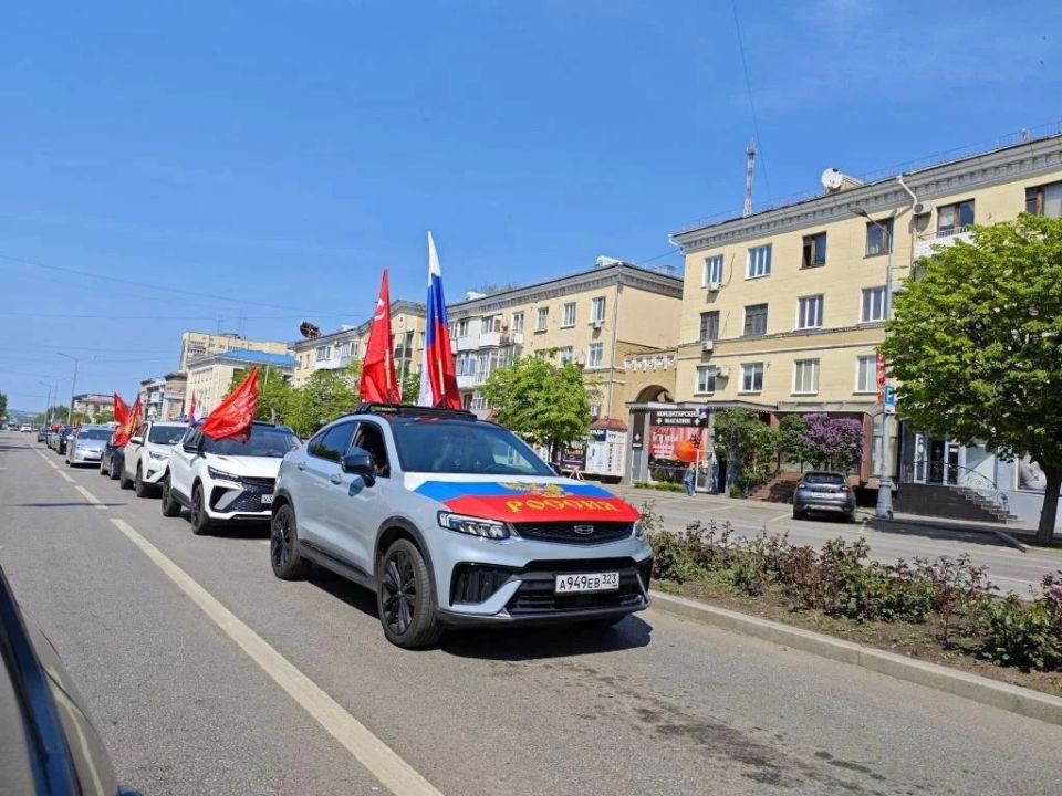 Жители Луганска возлагают цветы и празднуют день великой Победы на улицах города Жители Луганска возлагают цветы и празднуют день великой Победы на улицах города