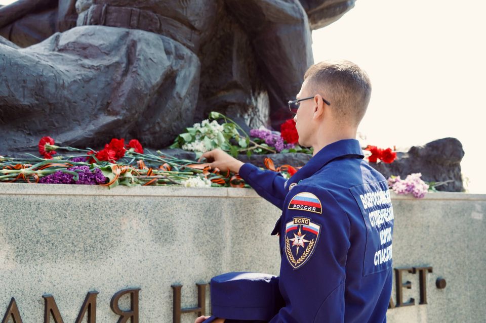 У подножия памяти. В День Победы добровольцы Луганского РО ВСКС возложили цветы к мемориальному комплексу «Острая могила» в Луганске У подножия памяти. В День Победы добровольцы Луганского РО ВСКС возложили цветы к мемориальному комплексу «Острая могила» в Луганске
