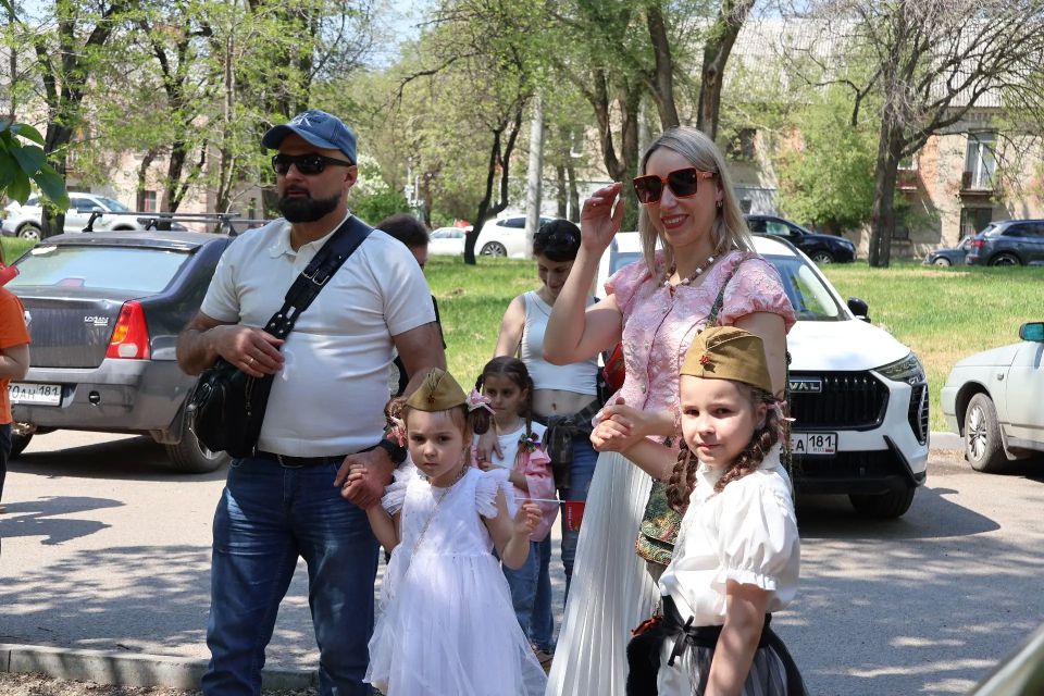 В День Победы во дворах участников Великой Отечественной войны прошли праздничные концерты В День Победы во дворах участников Великой Отечественной войны прошли праздничные концерты