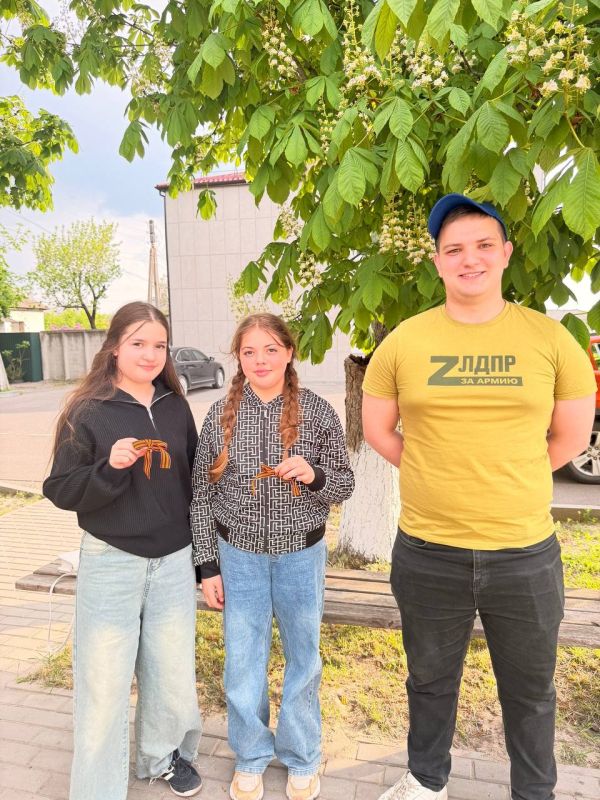 В Станично-Луганском округе прошла акция «Георгиевская лента» В Станично-Луганском округе прошла акция «Георгиевская лента»