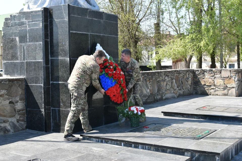 Владимир Чернев: Сегодня, в честь великого праздника, возложил цветы к воинскому захоронению погибших советских воинов в Парке культуры и отдыха города Старобельск Владимир Чернев: Сегодня, в честь великого праздника, возложил цветы к воинскому захоронению погибших советских воинов в Парке культуры и отдыха города Старобельск