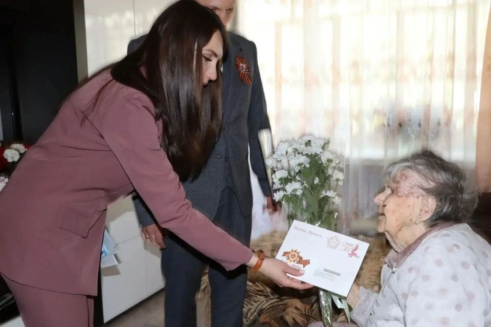 Низкий поклон Победителям: северодонецкие единороссы поздравили ветеранов с Днем Победы Низкий поклон Победителям: северодонецкие единороссы поздравили ветеранов с Днем Победы