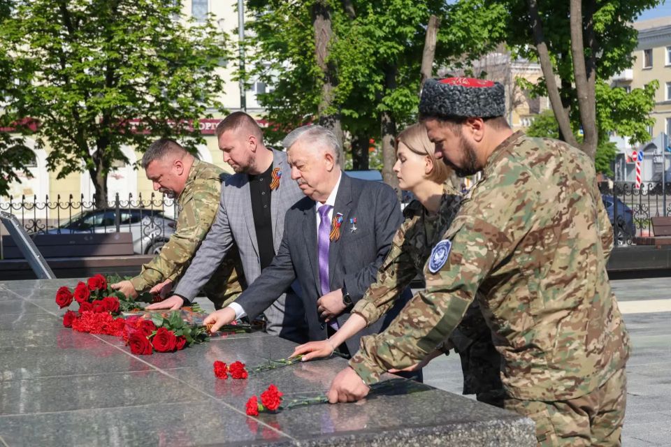Виктор Водолацкий: Независимо от террористических угроз на территории Луганской Народной Республики, жители региона в своих городах и населенных пунктах приходят с цветами к памятнику солдатам - освободителям, вспоминают... Виктор Водолацкий: Независимо от террористических угроз на территории Луганской Народной Республики, жители региона в своих городах и населенных пунктах приходят с цветами к памятнику солдатам - освободителям, вспоминают...