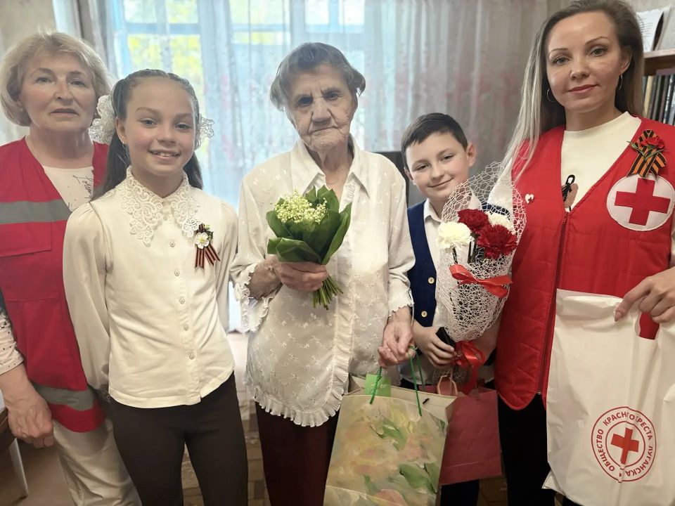 9 мая, в Великий День Победы, муниципальный координатор Анна Яковлева и волонтер Галина Мамалюк из Региональной общественной организации «Общество Красного Креста в Луганской Народной Республике» посетили ветерана округа —... 9 мая, в Великий День Победы, муниципальный координатор Анна Яковлева и волонтер Галина Мамалюк из Региональной общественной организации «Общество Красного Креста в Луганской Народной Республике» посетили ветерана округа —...