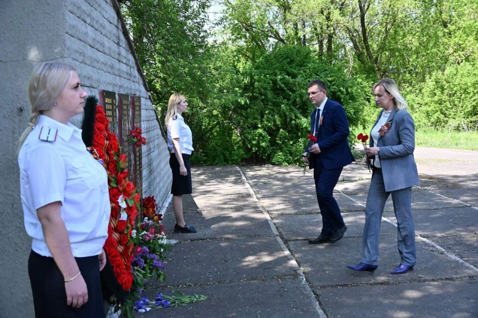 Особенно тронуло то, что в каждом жилмассиве мы встречали людей — небольшими группами, с цветами они шли к воинским захоронениям Особенно тронуло то, что в каждом жилмассиве мы встречали людей — небольшими группами, с цветами они шли к воинским захоронениям