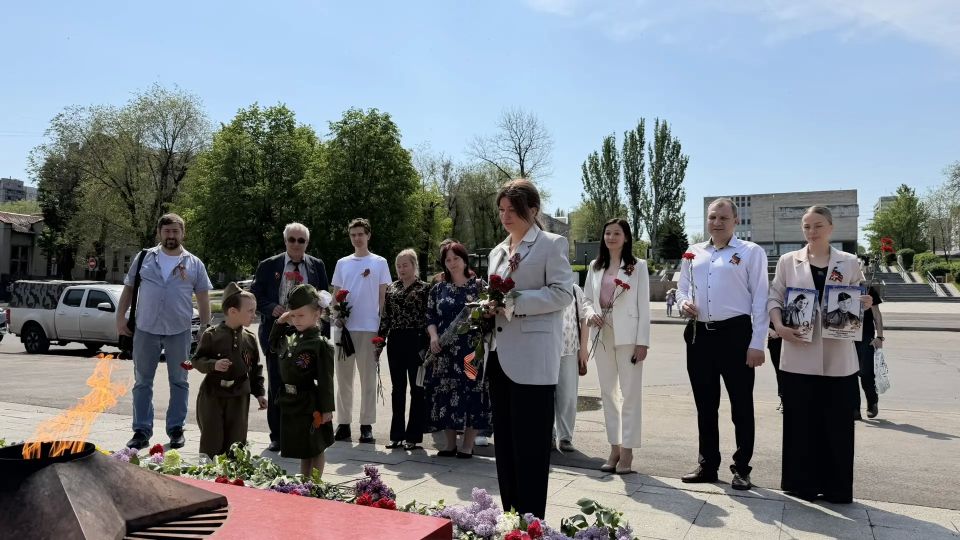 В единстве культуры и памяти: деятели искусства ЛНР возложили цветы к мемориалам Луганска в День Победы В единстве культуры и памяти: деятели искусства ЛНР возложили цветы к мемориалам Луганска в День Победы
