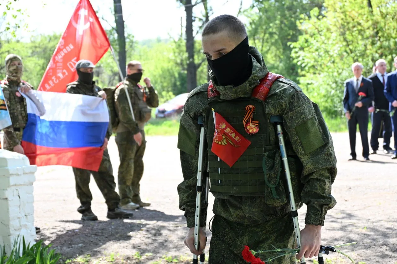 Особенно тронуло то, что в каждом жилмассиве мы встречали людей — небольшими группами, с цветами они шли к воинским захоронениям