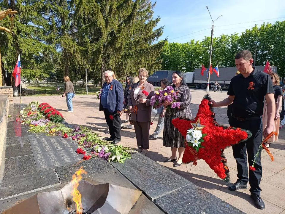 Сегодня, в День Победы, вместе с коллегами и жителями Новопсковского муниципального округа возложили цветы к мемориалу героям Великой Отечественной войны Сегодня, в День Победы, вместе с коллегами и жителями Новопсковского муниципального округа возложили цветы к мемориалу героям Великой Отечественной войны