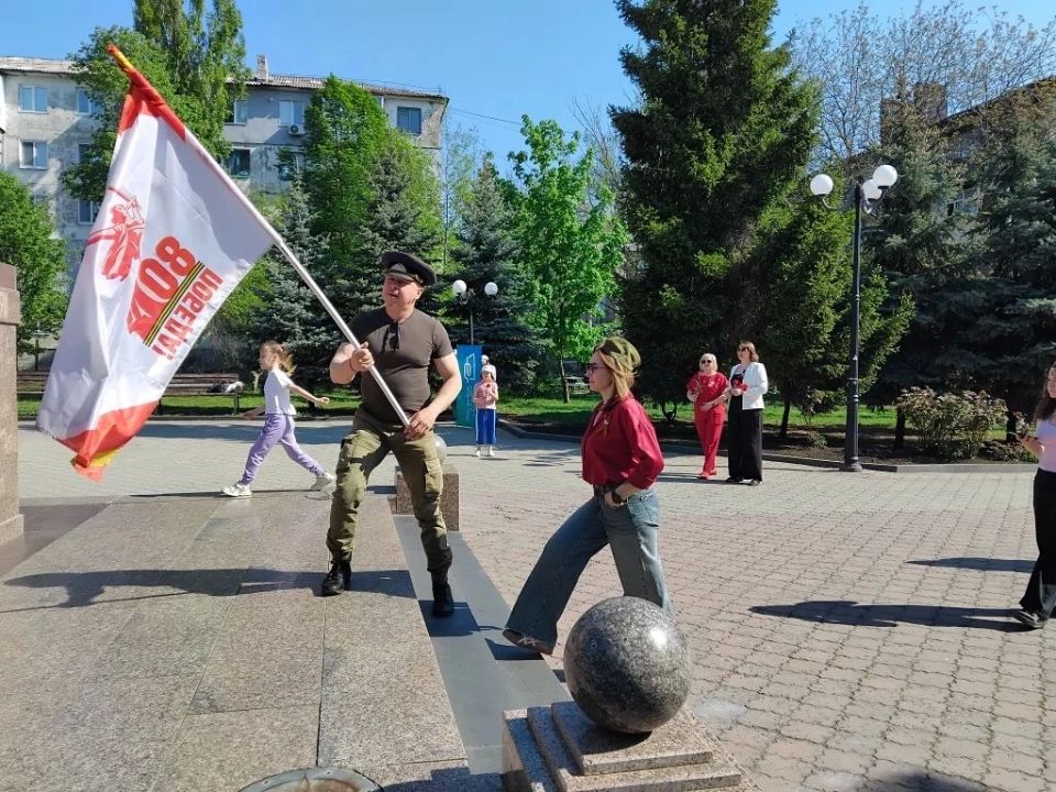 В День Победы представители органов местного самоуправления Антрацитовского муниципального округа почтили память героев Великой Отечественной войны — возложили цветы к памятным местам города В День Победы представители органов местного самоуправления Антрацитовского муниципального округа почтили память героев Великой Отечественной войны — возложили цветы к памятным местам города
