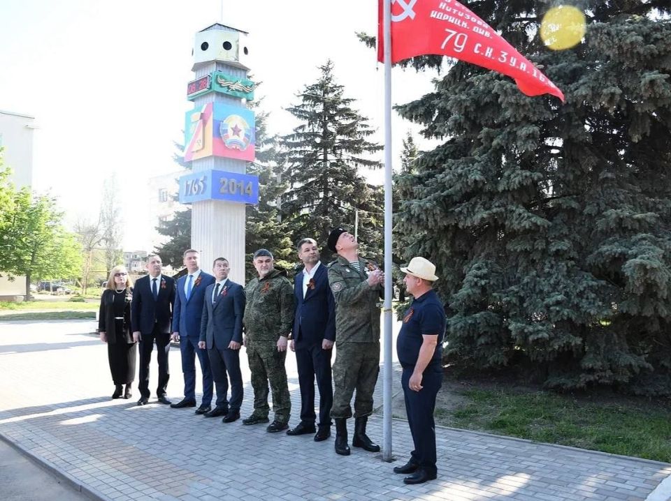 Сергей Колягин: Праздничное утро в городе Первомайске началось с торжественной церемонии поднятия копии Знамени Победы — штурмового флага 150-й ордена Кутузова II степени Идрицкой стрелковой дивизии, установленного бойцами... Сергей Колягин: Праздничное утро в городе Первомайске началось с торжественной церемонии поднятия копии Знамени Победы — штурмового флага 150-й ордена Кутузова II степени Идрицкой стрелковой дивизии, установленного бойцами...