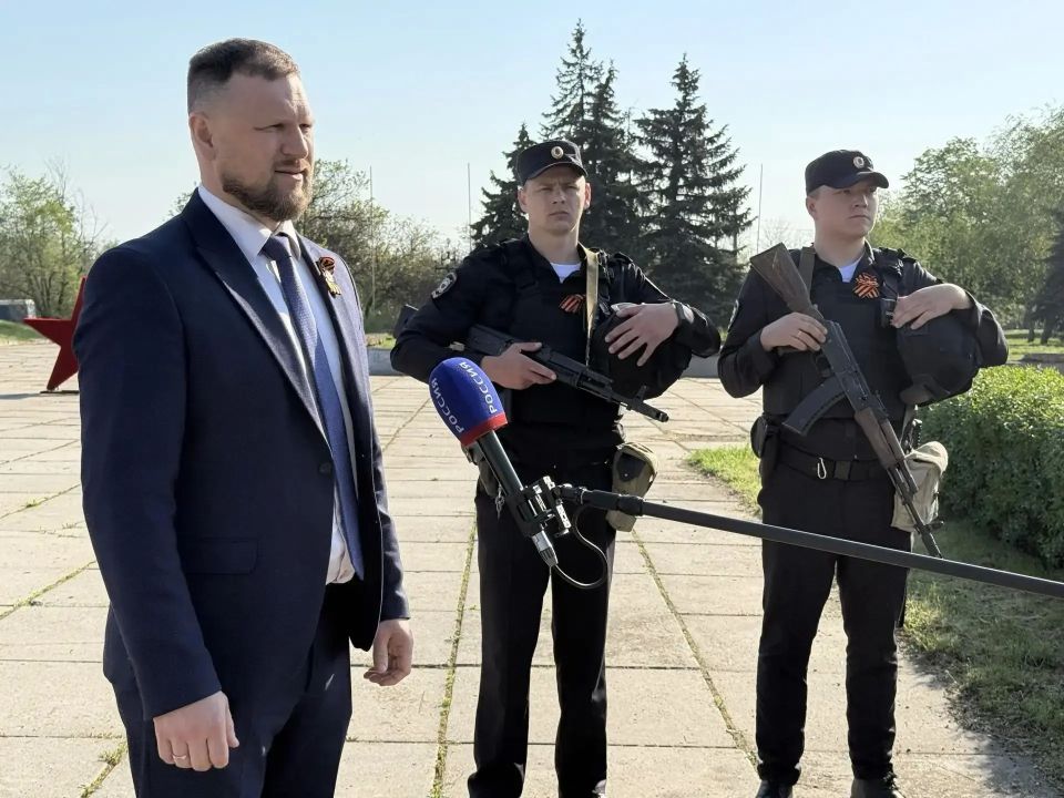 Полицейские ЛНР обеспечивают безопасность жителей в День Победы Полицейские ЛНР обеспечивают безопасность жителей в День Победы