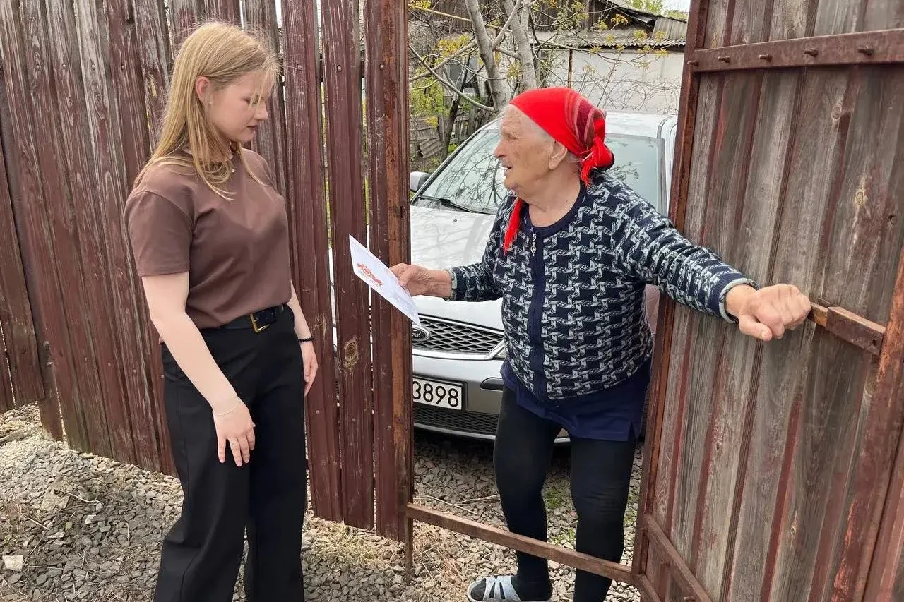 Накануне главного праздника – Дня Победы, активисты Движения Первых Свердловского муниципального округа, выполнили важную миссию: доставить лично в руки письма с теплыми поздравлениями от Президента Российской Федерации... Накануне главного праздника – Дня Победы, активисты Движения Первых Свердловского муниципального округа, выполнили важную миссию: доставить лично в руки письма с теплыми поздравлениями от Президента Российской Федерации...