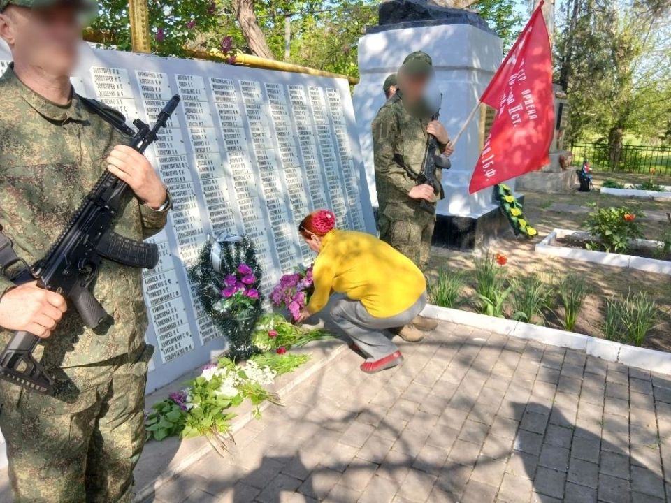 В преддверии Дня Великой Победы работники Петровского Дома культуры, совместно с Петровским ОЖО и военнослужащими, почтили память павших в Великую Отечественную войну за свободу и независимость нашей Родины минутой молчания... В преддверии Дня Великой Победы работники Петровского Дома культуры, совместно с Петровским ОЖО и военнослужащими, почтили память павших в Великую Отечественную войну за свободу и независимость нашей Родины минутой молчания...