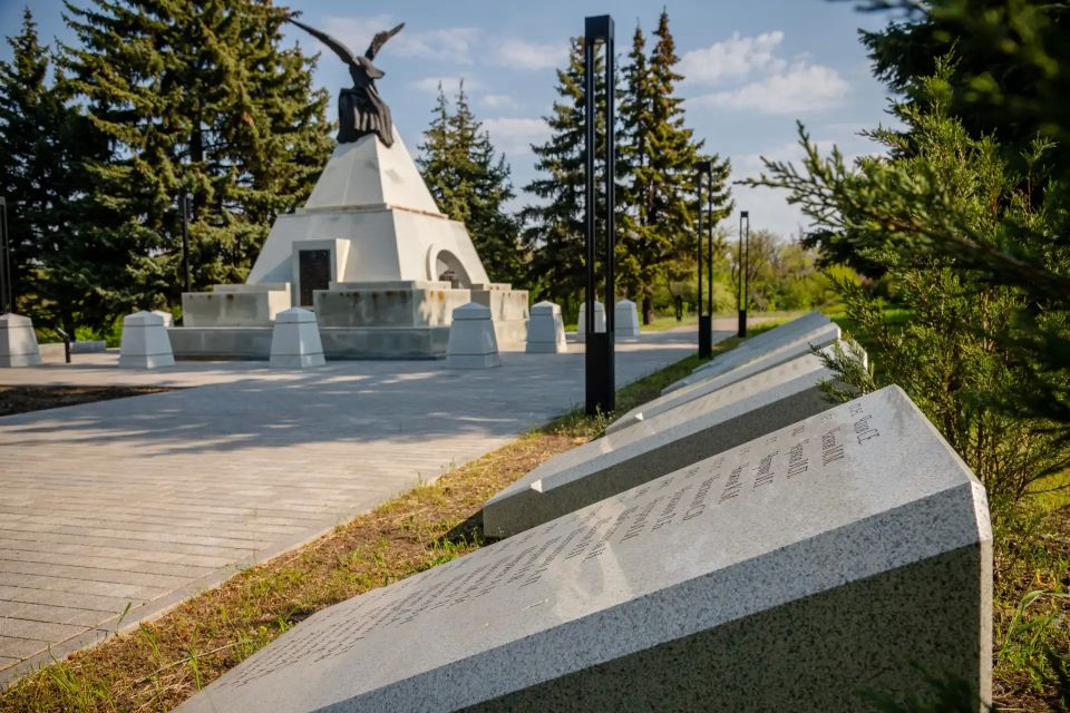 Леонид Пасечник возложил цветы к мемориалу «Острая Могила» в День Победы Леонид Пасечник возложил цветы к мемориалу «Острая Могила» в День Победы