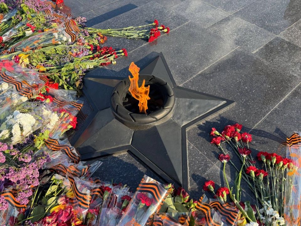 Сергей Колягин: К семи часам вечера постамент Братской могилы на обновленной площади Боевой Славы в Первомайске уже буквально усыпан цветами Сергей Колягин: К семи часам вечера постамент Братской могилы на обновленной площади Боевой Славы в Первомайске уже буквально усыпан цветами