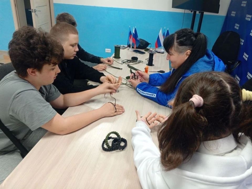 В рамках акции «В день Победы для Победы» рубежанские единороссы провели мастер-класс для школьников города по изготовлению тактических браслетов и «Танков Победы» В рамках акции «В день Победы для Победы» рубежанские единороссы провели мастер-класс для школьников города по изготовлению тактических браслетов и «Танков Победы»