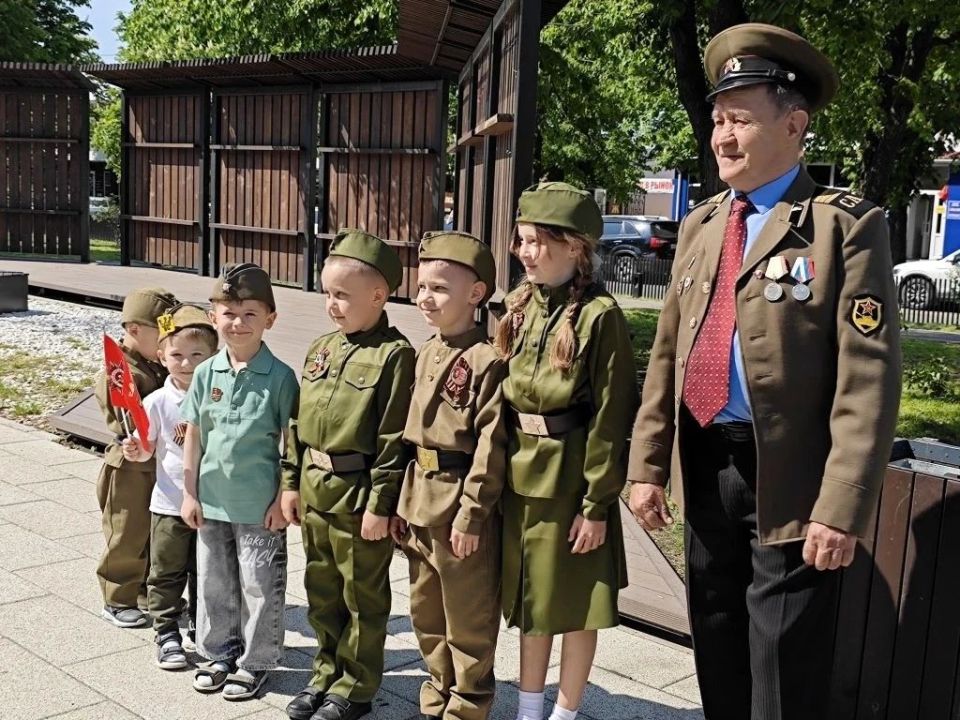Жители Луганска возлагают цветы и празднуют день великой Победы на улицах города Жители Луганска возлагают цветы и празднуют день великой Победы на улицах города