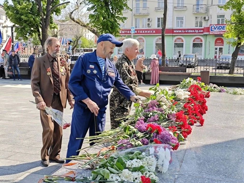 Жители Луганска возлагают цветы и празднуют день великой Победы на улицах города Жители Луганска возлагают цветы и празднуют день великой Победы на улицах города