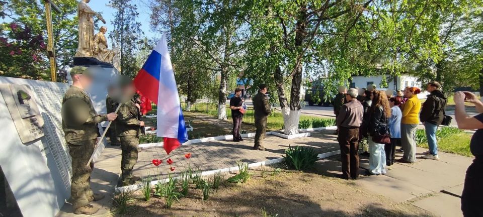 В преддверии Дня Великой Победы работники Петровского Дома культуры, совместно с Петровским ОЖО и военнослужащими, почтили память павших в Великую Отечественную войну за свободу и независимость нашей Родины минутой молчания... В преддверии Дня Великой Победы работники Петровского Дома культуры, совместно с Петровским ОЖО и военнослужащими, почтили память павших в Великую Отечественную войну за свободу и независимость нашей Родины минутой молчания...