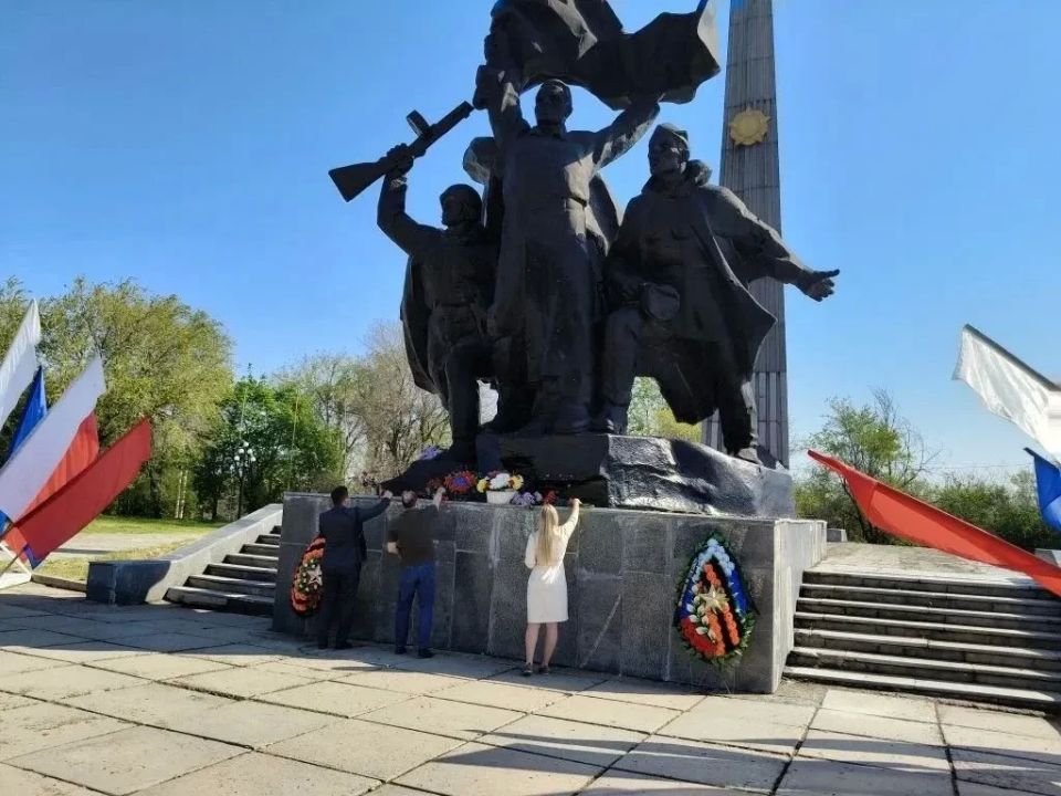 Игорь Рябушкин: Поклон героям Победы . Сегодня вместе с заместителем председателя ФПЛНР Денисом Кандыриным и начальником орготдела ФПЛНР Анной Ряннель возложили цветы к памятнику воинам-освободителям Луганска Игорь Рябушкин: Поклон героям Победы . Сегодня вместе с заместителем председателя ФПЛНР Денисом Кандыриным и начальником орготдела ФПЛНР Анной Ряннель возложили цветы к памятнику воинам-освободителям Луганска