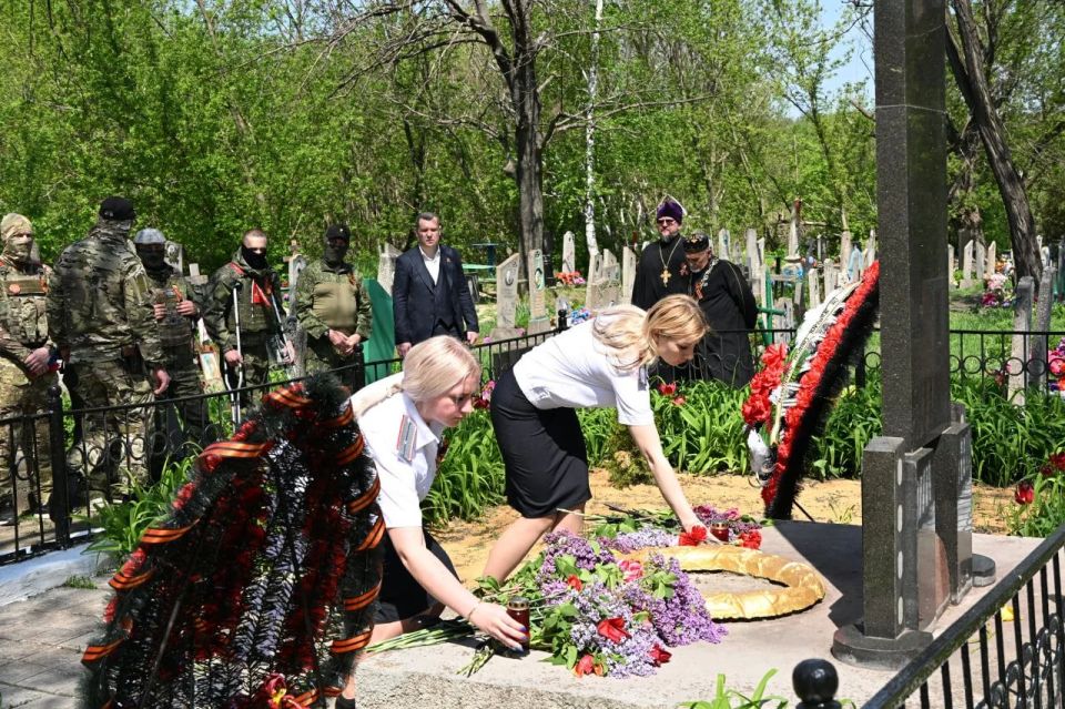 Особенно тронуло то, что в каждом жилмассиве мы встречали людей — небольшими группами, с цветами они шли к воинским захоронениям Особенно тронуло то, что в каждом жилмассиве мы встречали людей — небольшими группами, с цветами они шли к воинским захоронениям