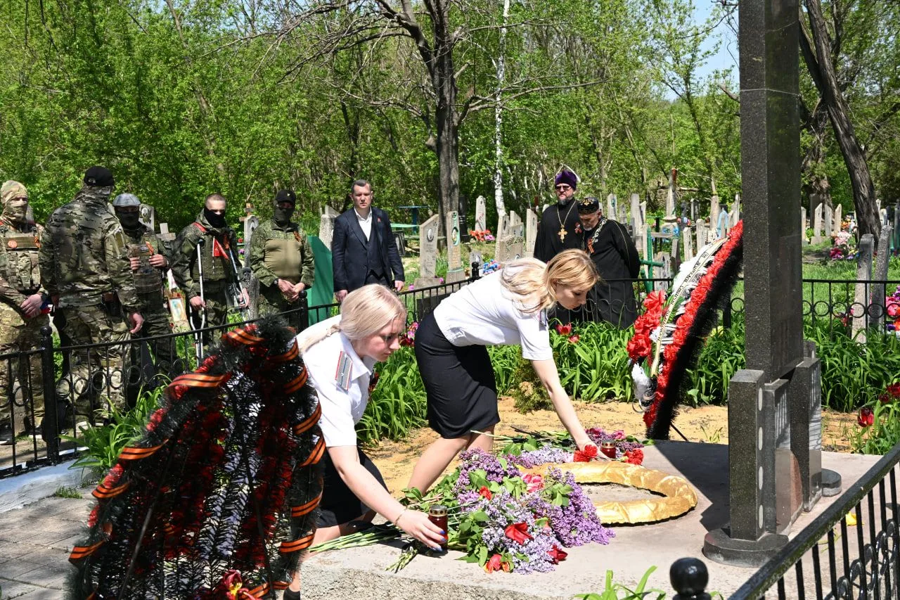 Особенно тронуло то, что в каждом жилмассиве мы встречали людей — небольшими группами, с цветами они шли к воинским захоронениям Особенно тронуло то, что в каждом жилмассиве мы встречали людей — небольшими группами, с цветами они шли к воинским захоронениям