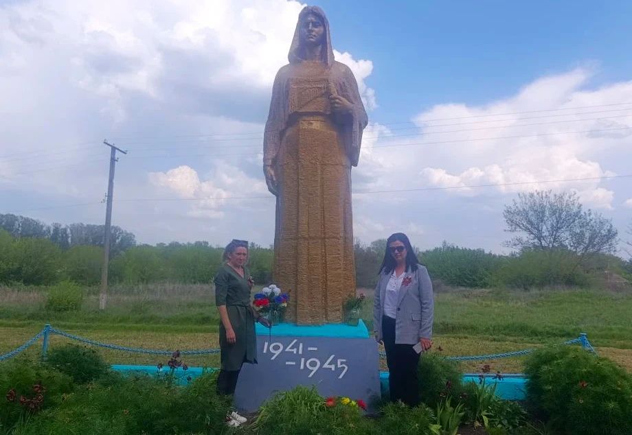 В День Победы жители Новоайдарского округа почтили память героев В День Победы жители Новоайдарского округа почтили память героев
