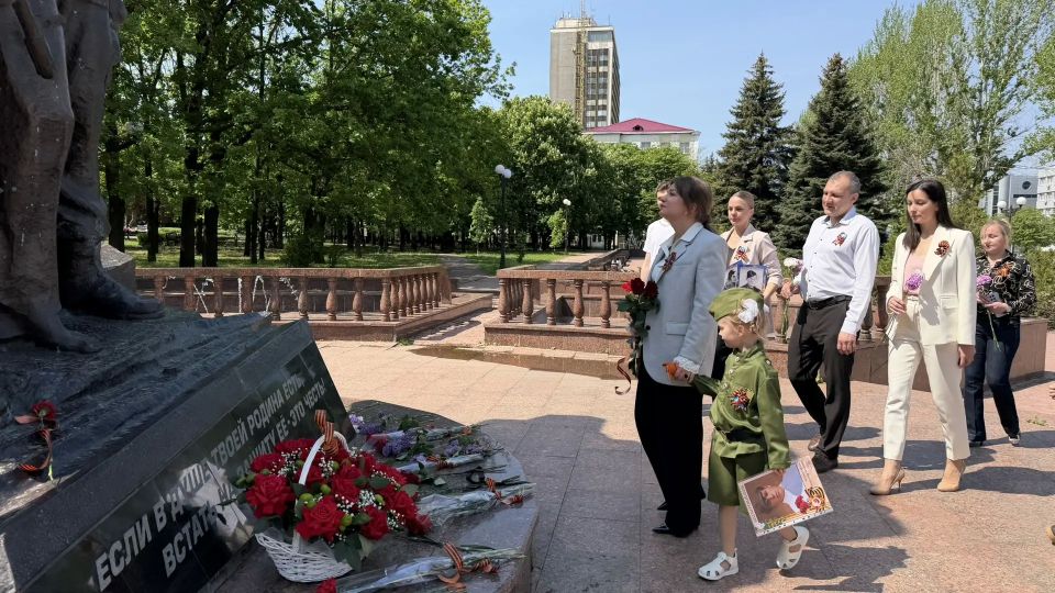 В единстве культуры и памяти: деятели искусства ЛНР возложили цветы к мемориалам Луганска в День Победы В единстве культуры и памяти: деятели искусства ЛНР возложили цветы к мемориалам Луганска в День Победы