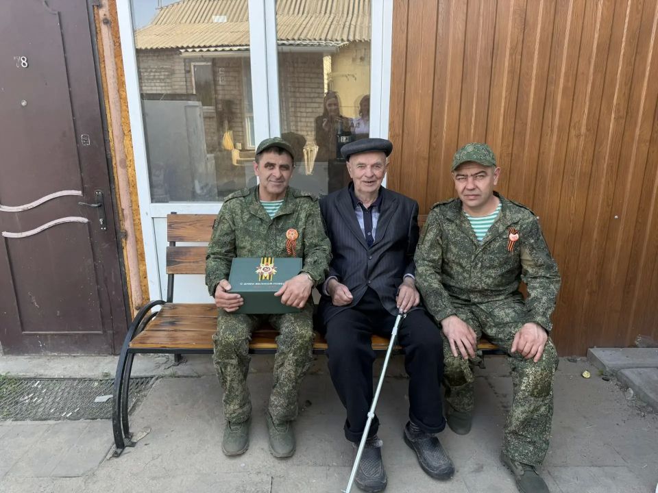 9 Мая представители Администрации, сельского клуба, совместно с военнослужащими провели серию торжественных встреч сёл, Епифановка, Боровеньки, Варваровка, Кудряшовка Кременского МО, навестили тех, чьё мужество и стойкость... 9 Мая представители Администрации, сельского клуба, совместно с военнослужащими провели серию торжественных встреч сёл, Епифановка, Боровеньки, Варваровка, Кудряшовка Кременского МО, навестили тех, чьё мужество и стойкость...