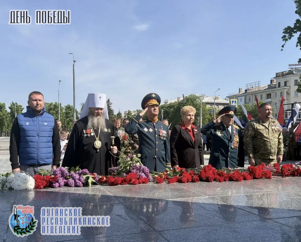 9 мая представители Луганского республиканского отделения Всероссийской общественной организации ветеранов «БОЕВОЕ БРАТСТВО» в лице Дениса Николаевича Мирошниченко Председателя Народного Совета Луганской Народной Республики... 9 мая представители Луганского республиканского отделения Всероссийской общественной организации ветеранов «БОЕВОЕ БРАТСТВО» в лице Дениса Николаевича Мирошниченко Председателя Народного Совета Луганской Народной Республики...