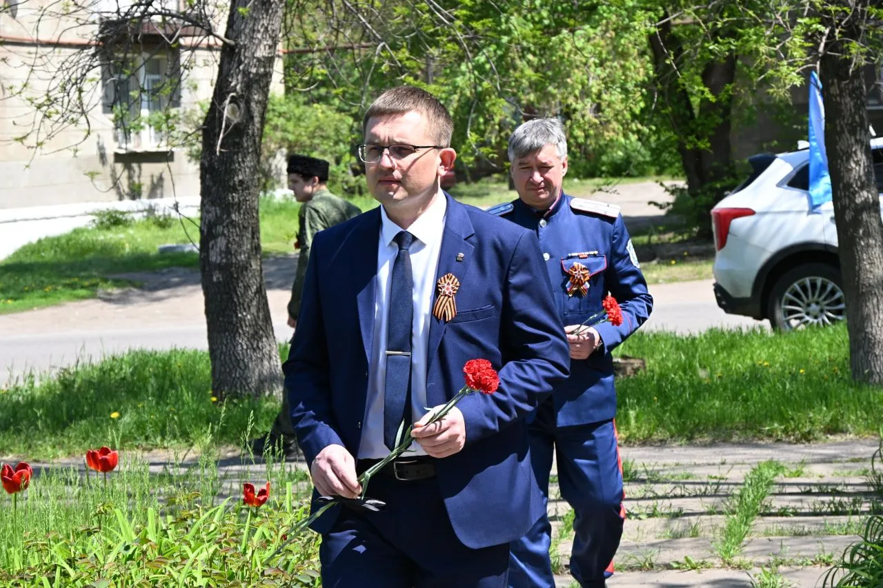 Особенно тронуло то, что в каждом жилмассиве мы встречали людей — небольшими группами, с цветами они шли к воинским захоронениям Особенно тронуло то, что в каждом жилмассиве мы встречали людей — небольшими группами, с цветами они шли к воинским захоронениям