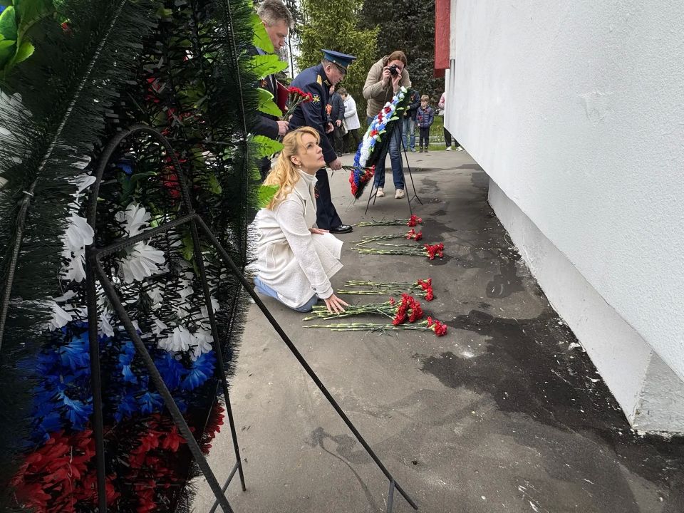 Дарья Лантратова: Праздник Победы встречаю вместе с жителями Мосрентгена у памятника погибшим на фронтах Великой Отечественной Войны Дарья Лантратова: Праздник Победы встречаю вместе с жителями Мосрентгена у памятника погибшим на фронтах Великой Отечественной Войны