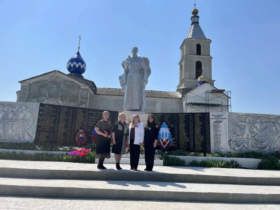 Сегодня, в годовщину празднования Великой Победы, сотрудники отдела по жизнеобеспечению пгт Новосветловка, села Белоскелеватое, села Пархоменко и поселка Хрящеватое во главе с начальником отдела Натальей Толощук возложили... Сегодня, в годовщину празднования Великой Победы, сотрудники отдела по жизнеобеспечению пгт Новосветловка, села Белоскелеватое, села Пархоменко и поселка Хрящеватое во главе с начальником отдела Натальей Толощук возложили...