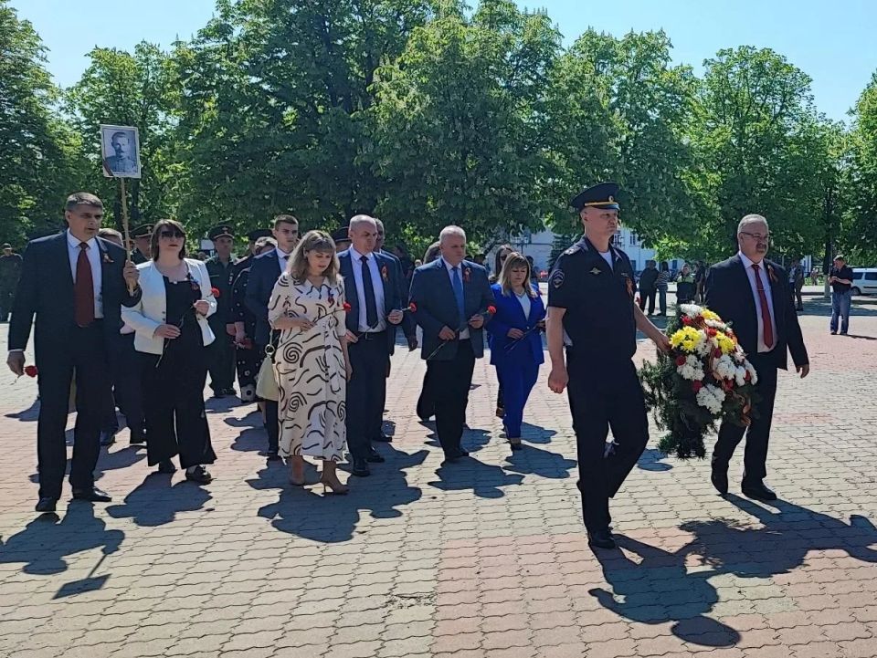 Память, которая живёт в сердце: возложение цветов в День Победы Память, которая живёт в сердце: возложение цветов в День Победы